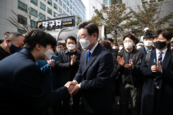 대선에서 패배한 이재명 더불어민주당 후보가 10일 오후 서울 여의도 중앙당사에서 열린 선대위 해단식을 마친 뒤 실무자들과 인사하며 떠나고 있다