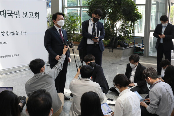 안철수 대통령직인수위원회 위원장이 6일 수원 경기도경제과학진흥원에서 경기도 지역 정책과제 국민보고회를 마친 뒤 경기 성남 분당갑 보궐선거 출마에 대한 취재진 질의에 답하고 있다. 안 위원장은 "경기를 포함한 수도권의 선거 승리를 위해 제 몸을 던질 생각"이라며 사실상 출마를 선언했다.