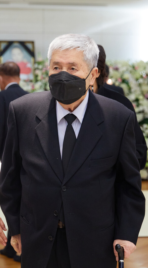 배우 강수연씨 빈소를 찾은 임권택 감독. (사진=뉴스1 / 배우 강수연 장례위원회 제공)