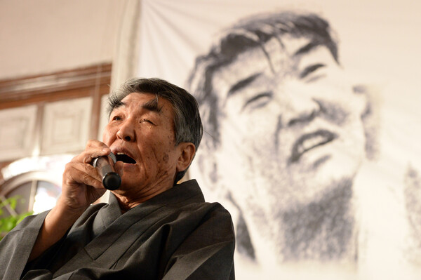 2014년 11월 10일 서울 종로구 안국동 수운회관 대교당에서 열린 저서 '아우라지 미학의 길', '초미(初眉)', '수왕사' 등의 출판기념회에서 인사말을 하고 있는 김지하 시인. (사진=뉴스1)