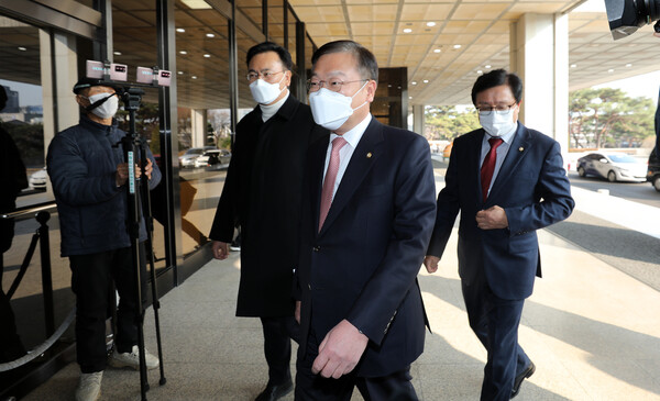 정점식 국민의힘 의원(가운데)이 지난해 12월 7일 윤석열 대통령(당시 대선후보) 배우자인 김건희씨의 도이치모터스 주가 조작 사건 의혹에 대한 계속 수사 방침에 항의하기 위해 서울 서초구 서울중앙지검에 들어서고 있다. (사진=뉴스1)