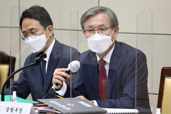 한동수 대검찰청 감찰부장이 지난해 10월 18일 서울 서초구 대검찰청에서 열린 국회 법제사법위원회의 대검찰청에 대한 국정감사에서 의원 질의에 답하고 있다. (사진=뉴스1)