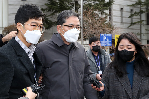 곽상도 전 국민의힘 의원이 지난 2월 4일 구속영장실질심사를 마친 뒤 걸어 나오고 있다. (사진=뉴스1)