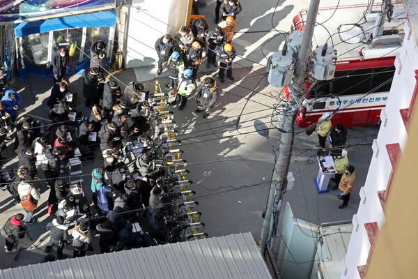 재난현장에서 취재하고 있는 기자들. 지난 1월 11일 광주에서 일어난 아파트 외벽 붕괴 사고 수습 과정에서 소방당국의 브리핑을 듣기 위해 기자들이 몰려있다. (사진=뉴스1)