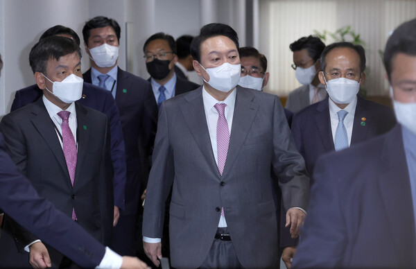 윤석열 대통령이 13일 오전 서울 명동 국제금융센터에서 열린 거시금융상황점검회의에서 최상목 경제수석(왼쪽), 추경호 경제부총리 겸 기획재정부 장관과 함께 입장하고 있다. (사진=뉴스1)