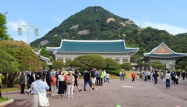 청와대 본관 앞을 둘러보는 탐방시민들. (사진=황현탁)