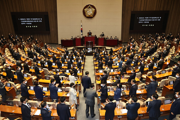 윤석열 대통령이 16일 국회 본회의장에서 시정연설을 하기 위해 입장하며 의원들과 악수하고 있다. (사진=뉴스1)