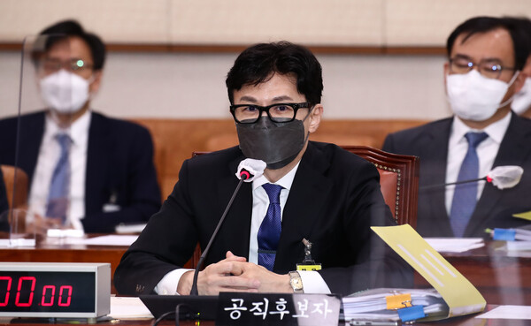 한동훈 법무부 장관 후보자가 지난 9일 오후 국회 법제사법위원회 전체회의실에서 열린 인사청문회에서 의원들의 질문에 답변하고 있다. (사진=뉴스1)