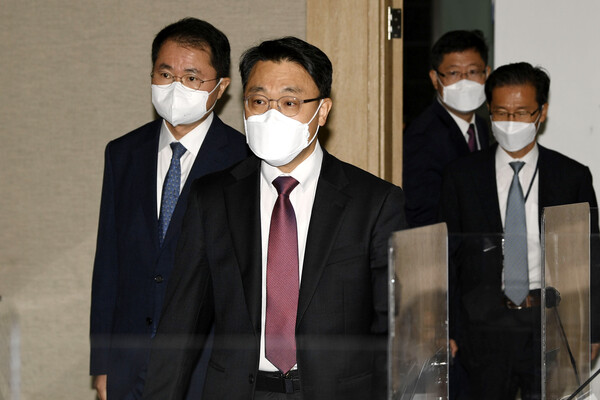 김진욱 고위공직자범죄수사처 처장이 16일 오전 경기도 과천시 정부과천청사 고위공직자범죄수사처에서 열린 기자간담회에 입장하고 있다. (사진=뉴스1)