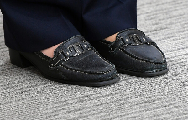 정은경 질병관리청장이 2021년 10월 29일 정부서울청사 합동브리핑실에서 브리핑을 할 때 포착된 낡은 구두. (사진=뉴스1)