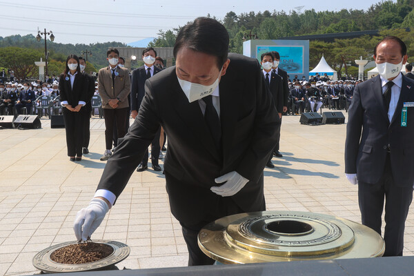 윤석열 대통령이 18일 5.18기념식에 참석해 추념탑에 분향하고 있다. (사진=뉴스1)