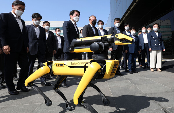경기도 화성 소재 현대자동차·기아 기술연구소에서 안내를 하는 로봇개 '스팟'. 2022년 4월 8일 안철수 전 대통령직인수위원장 등 인수위원이 방문하자 정의선 현대자동차그룹 회장과 스팟이 함께 안내하는 모습. (사진=뉴스1)