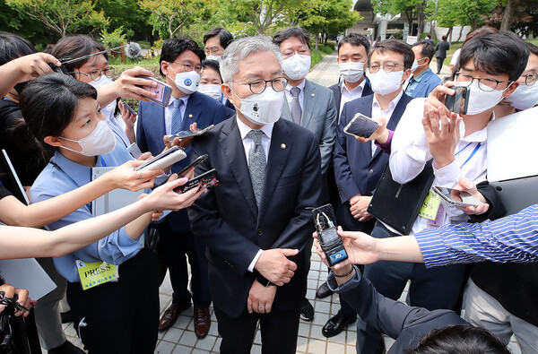 조국 전 장관 아들에게 허위 인턴확인서를 발급해 대학원 입학사정업무를 방해한 혐의로 기소된 최강욱 의원이 20일 서울중앙지방법원에서 열린 항소심 선고뒤 기자들의 질문에 답변하고 있다. (사진=뉴스1)