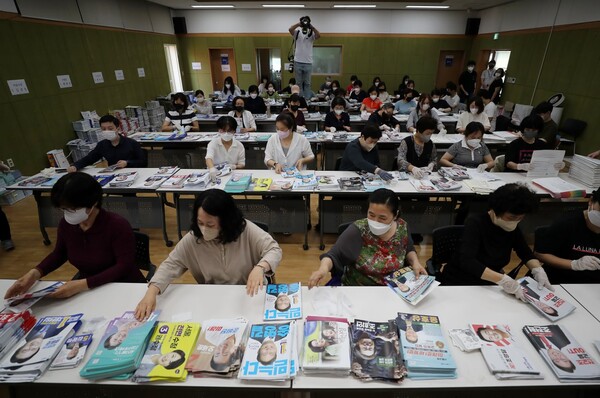 6.1지방선거를 11일 앞둔 5월 21일 서울 영등포구 영등포본동 주민센터에서 영등포구 선관위 관계자들이 유권자들에게 보낼 선거공보 및 투표안내문 발송 작업을 하고 있다. (사진=뉴스1)