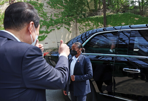 윤석열 대통령과 조 바이든 미국 대통령이 22일 오후 경기 오산 항공우주작전본부(KAOC) 방문 일정을 마친 뒤 서로 엄지를 세운 '엄지척'으로 작별 인사를 하고 있다. (사진=뉴스1) 