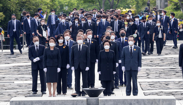 문재인 전 대통령 내외를 비롯한 정치권 인사들이 23일 오후 경남 김해 봉하마을에서 열린 고 노무현 전 대통령 13주기 추도식에서 노 전 대통령의 묘역을 참배하고 있다. (사진=뉴스1)
