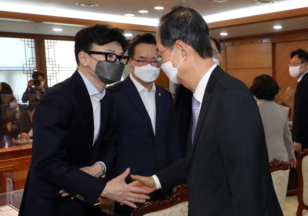 한동훈 법무부장관이 24일 서울 종로구 세종대로 정부서울청사에서 열린 규제혁신장관회의에서 한덕수 국무총리와 악수를 하고 있다. (사진=뉴스1)