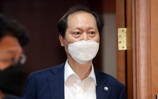 24일 서울 종로구 세종대로 정부서울청사에서 열린 규제혁신장관회의에 참석한 이완규 법제처장.(사진=뉴스1) 