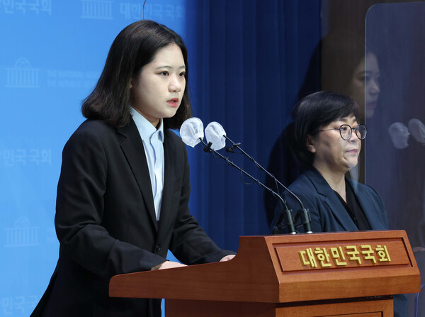 박지현 더불어민주당 공동비상대책위원장이 24일 서울 여의도 국회 소통관에서 대국민 호소 기자회견을 하고 있다. (사진=뉴스1)