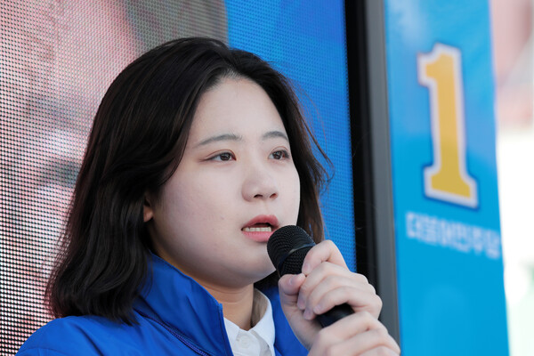 박지현 더불어민주당 공동비상대책위원장이 26일 서울 강북구 수유역 인근에서 이순희 강북구청장 후보 지지를 호소하고 있다. (사진=뉴스1)