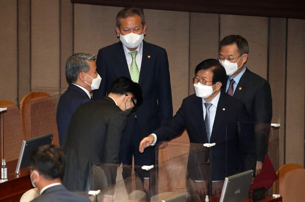 박병석 국회의장이 29일 오후 서울 여의도 국회에서 임기 중 마지막 본회의를 주재하고 난 뒤 본회의 참석 국무위원들과 인사를 하고 있다. 박 의장의 임기는 이날 자정까지다. (사진=뉴스1) 