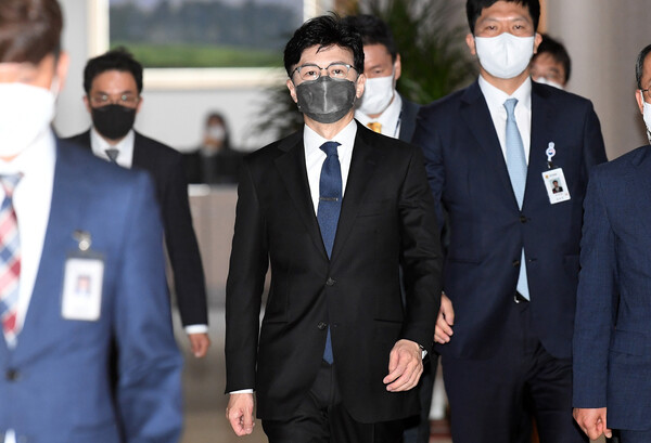 한동훈 법무부 장관이 30일 오전 서울 서초구 대법원에서 김명수 대법원장을 접견하기 위해 이동하고 있다. (사진=뉴스1)