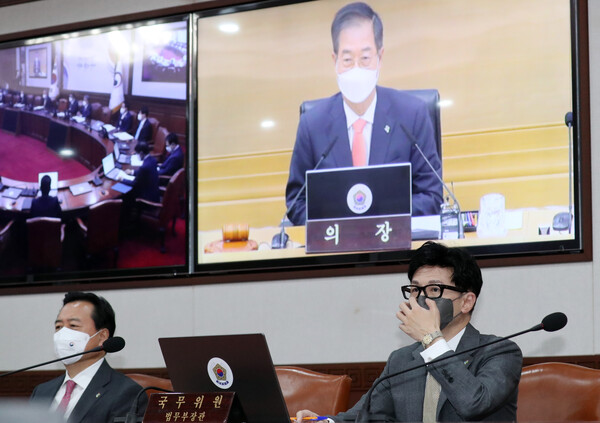 한덕수 국무총리가 31일 서울·세종 영상 국무회의에서 모두발언을 하자, 한동훈 법무부 장관이 정부서울청사에서 듣고 있다. (사진=뉴스1) 