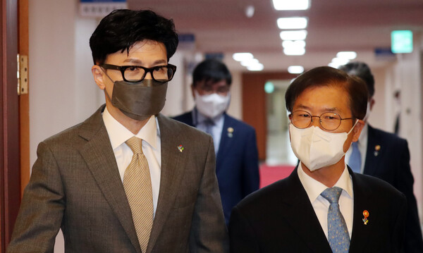 한동훈 법무부 장관과 이정식 고용노둥부 장관이 31일 서울 종로구 정부서울청사에서 열린 서울·세종 영상 국무회의에 참석하기 위해 회의실로 들어가고 있다. (서울=뉴스1)