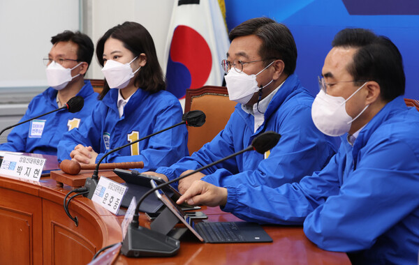 윤호중 더불어민주당 공동비상대책위원장이 31일 오전 서울 여의도 국회에서 열린 중앙선거대책위원회의에 참석해 모두발언을 하고 있다. (사진=뉴스1)