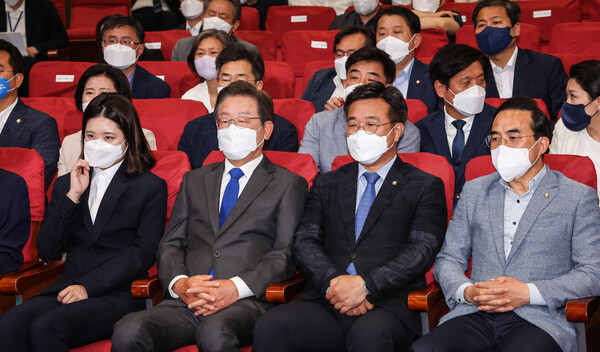 이재명 더불어민주당 총괄선대위원장(왼쪽 두번째)을 비롯한 지도부 및 의원, 당직자들이 1일 서울 여의도 국회 의원회관에 마련된 민주당 개표상황실에서 지방선거 및 국회의원 보궐선거 출구조사 방송을 지켜보고 있다. 왼쪽부터 박지현 공동비상대책위원장, 이 총괄선대위원장, 윤호중 공동비상대책위원장, 박홍근 원내대표. (사진=뉴스1)