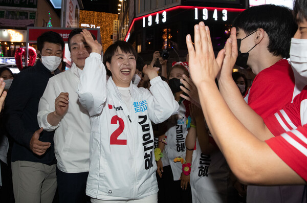김은혜 국민의힘 경기도지사 후보가 6.1지방선거 선거운동 마지막날인 5월 31일 오후 경기 수원시 팔달구 매산로테마거리에서 선거 운동원들과 하이파이브를 하고 있다.  (사진=뉴스1)
