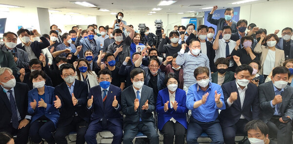 김동연 더불어민주당 경기도지사 후보와 선거 캠프 관계자들이 2일 오전 경기 수원시 팔달구 선거사무소에서 개표 방송을 시청하며 환호하고 있다.(사진=뉴스1)