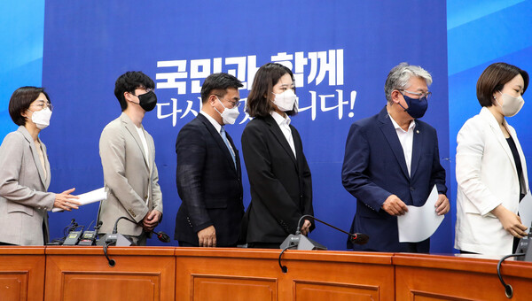 윤호중‧박지현 더불어민주당 공동비상대책위원장과 비대위원들이 2일 오전 서울 여의도 국회 당대표실에서 지방선거 패배의 책임을 지고 총사퇴 입장을 밝힌 뒤 퇴장하고 있다. (사진=뉴스1)