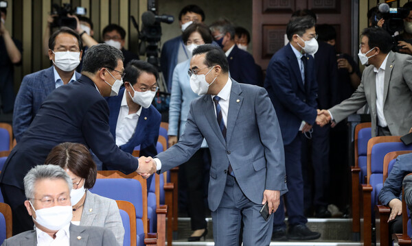 박홍근 더불어민주당 대표 직무대행 겸 원내대표가3일 서울 여의도 국회에서 열린 당무위원·국회의원 연석회의에 참석하면서 의원들과 악수하고 있다. (사진=뉴스1)