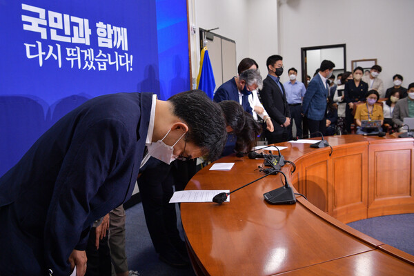 민주당 지도부가 지난 2일 오전 서울 여의도 국회 당대표실에서 6·1 지방선거 패배의 책임을 지고 총사퇴입장을 밝힌 뒤 고개숙여 인사하고 있다. (사진=뉴스1)