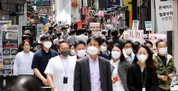 사람들로 북적이는 서울 명동거리 모습. (사진=뉴스1)