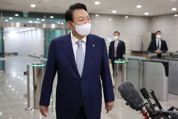 윤석열 대통령이 7일 오전 용산 대통령실로 출근하며 취재진 질문에 답하고 있다. (사진=뉴스1)