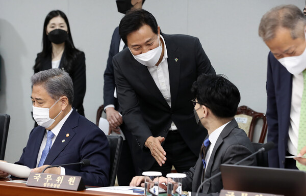 인사정보관리단을 관할하는 한동훈 법무부장관이 7일 용산 대통령실 영상회의실에서 열린 국무회의에 참석해 앉아 있는 가운데, 오세훈 서울시장이 한 장관을 찾아가 악수를 청하고 있다. (사진=뉴스1)