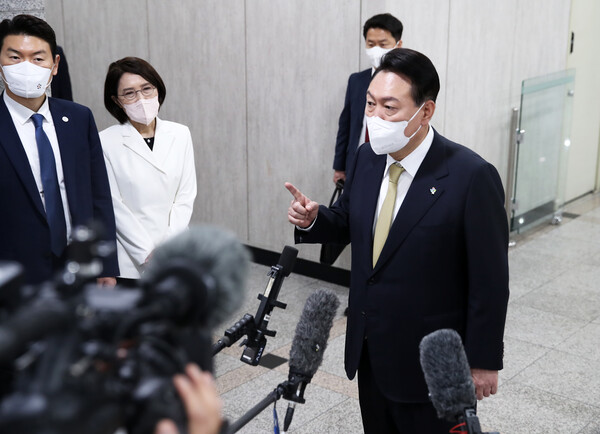 윤석열 대통령이 8일 오전 용산 대통령실 청사로 출근하며 취재진의 질문에 답하고 있다. (사진=뉴스1)