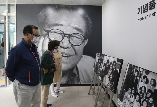 대구 달성군 옥포읍 송해기념관을 찾은 시민들이 송해 선생의 사진들을 보며 애도하고 있다. (사진=뉴스1)