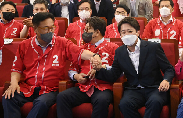 6.1지방선거 개표상황실이 마련된 서울 여의도 국회도서관에서 권성동 원내대표를 가운데 두고 이준석 대표와 정진석 국회 부의장이 손을 잡고 있다. (사진=뉴스1)