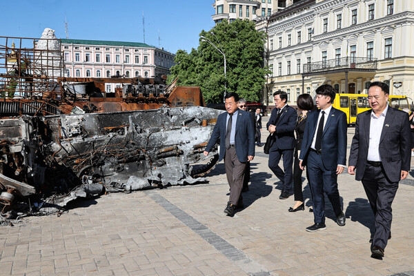 이준석 국민의힘 대표가 우크라이나를 방문중이던 지난 6일 우크라이나 전사자 추모의 벽을 방문, 파괴된 탱크를 둘러보고 있다. (사진=뉴스1 / 국민의힘 제공) 