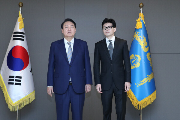 윤석열 대통령이 지난달 26일 정부세종청사에서 한동훈 법무부 장관에게 국무위원 임명장을 수여한 후 기념촬영하고 있다. (사진=뉴스1)