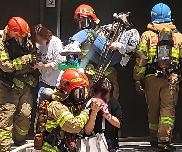 대구 수성구 범어동 대구지방법원 인근 7층짜리 빌딩 2층에서 9일 오전 방화로 추정되는 화재가 발생했다. 화재 직후 현장에 출동한 소방관들이 시민들을 구조하고 있다. (사진=뉴스1)