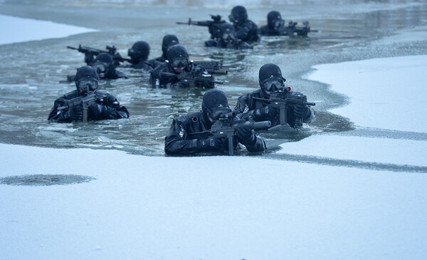 육군 특수전사령부 장병들이 지난 2016년 12월 28일 강원도 평창군 황병산 일원에서 수중침투작전을 훈련하고 있다. (사진=뉴스1)