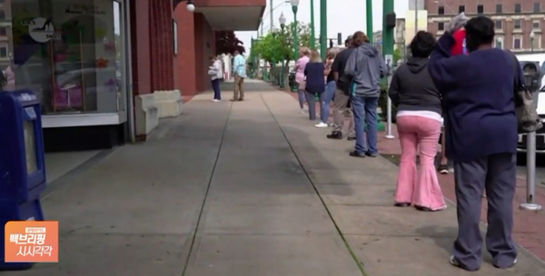 실업수당을 받기 위해 줄 서 있는 모습.(사진=SBS Biz뉴스화면 캡처)