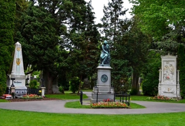 비엔나 중앙 묘지 로얄석에 안치된 (좌로부터) 베토벤, 모차르트, 슈베르트