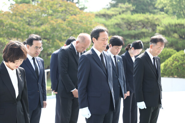 더불어민주당 우상호 비대위원장(가운데)과 비대위원들이 13일 국립서울현충원에서 참배하고 있다. (서울=뉴스1)
