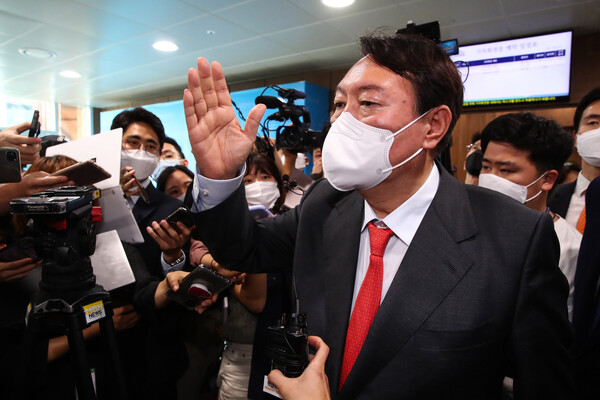 윤석열 국민의힘 대선 경선후보(현 대통령)가 지난해 9월 8일 국회 소통관에서 기자회견을 열어 검찰총장 재직 시절 대검찰청에서 벌어진 이른바 고발사주 사건을 '정치공작'이라고 주장하고 있다. (사진=뉴스1)