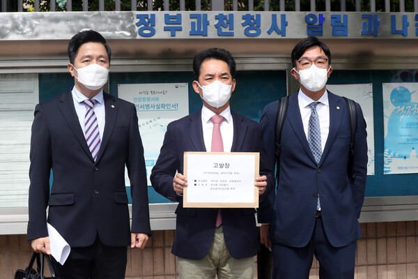 박민식 윤석열 캠프 정치공작진상규명 특별위원회 위원(현 국가보훈처장)이 지난해 9월 13일 오전 경기 정부과천청사에서 박지원 전 국정원장, 조성은씨, 성명불상의 전직 국정원 직원에 대한 고발장을 들고 기자들의 질문에 답하고 있다. (사진=뉴스1)